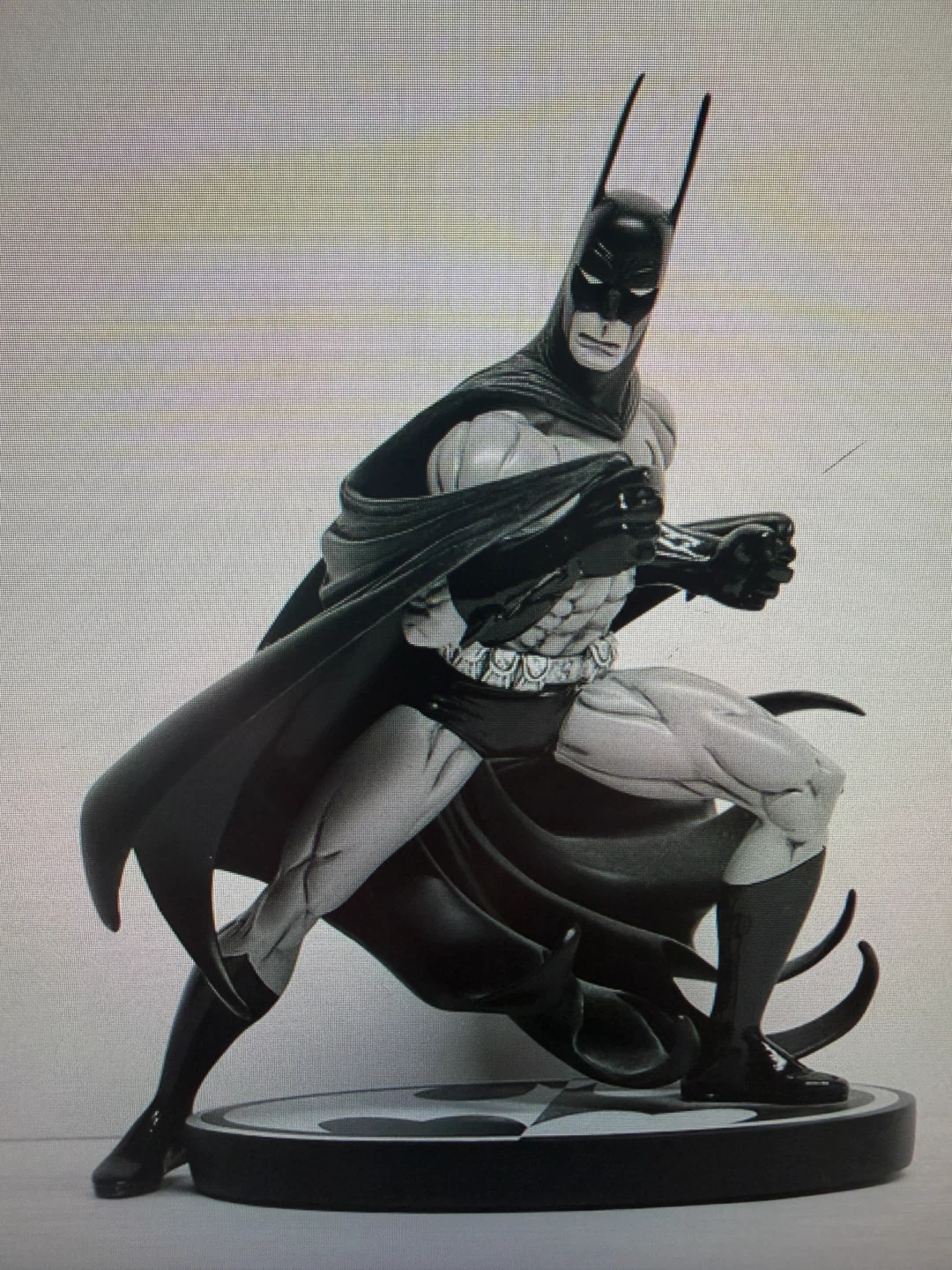 Batman Black and White Limited Edition Statue by Tim Sales - photo 2