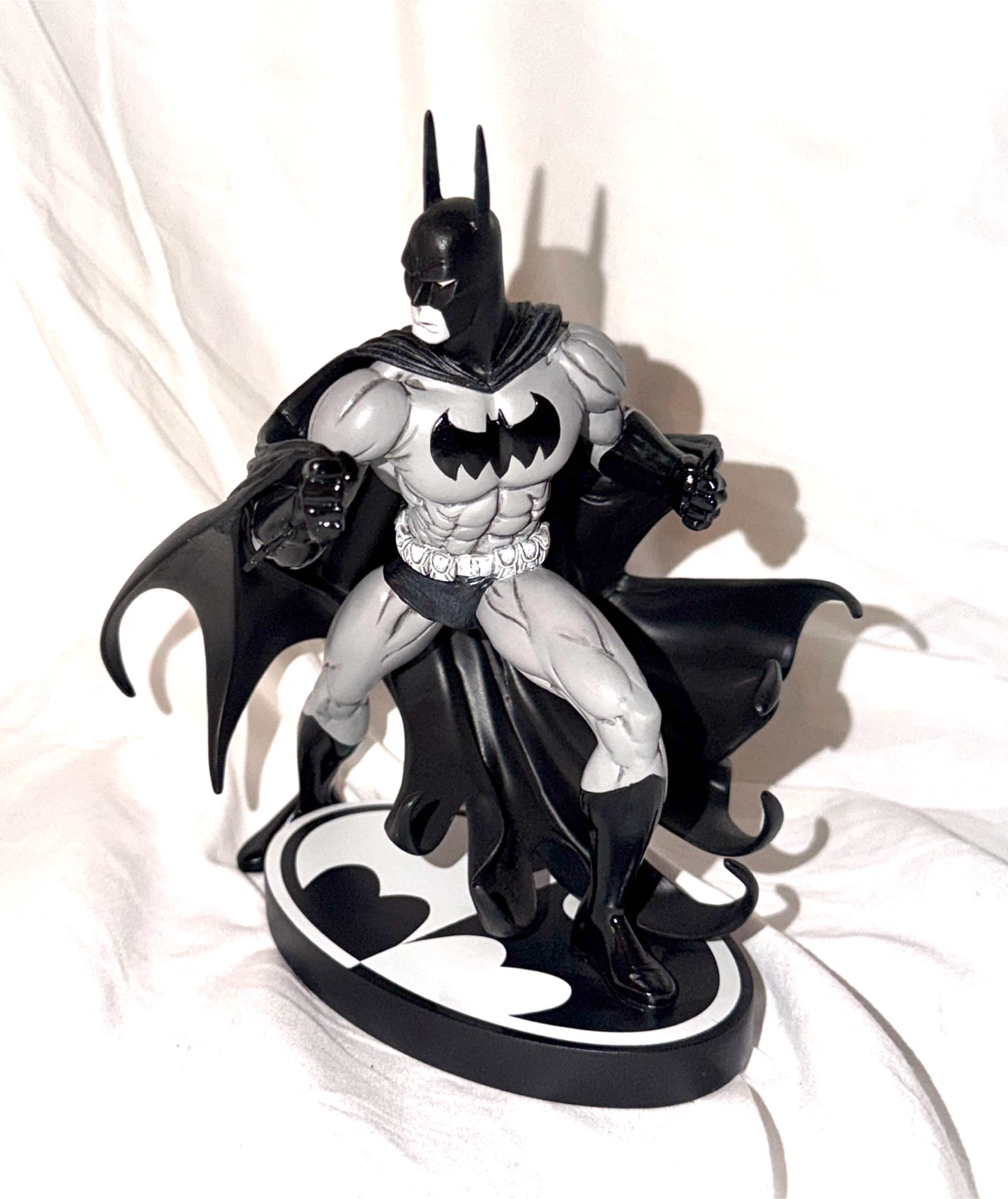 Batman Black and White Limited Edition Statue by Tim Sales - photo 3