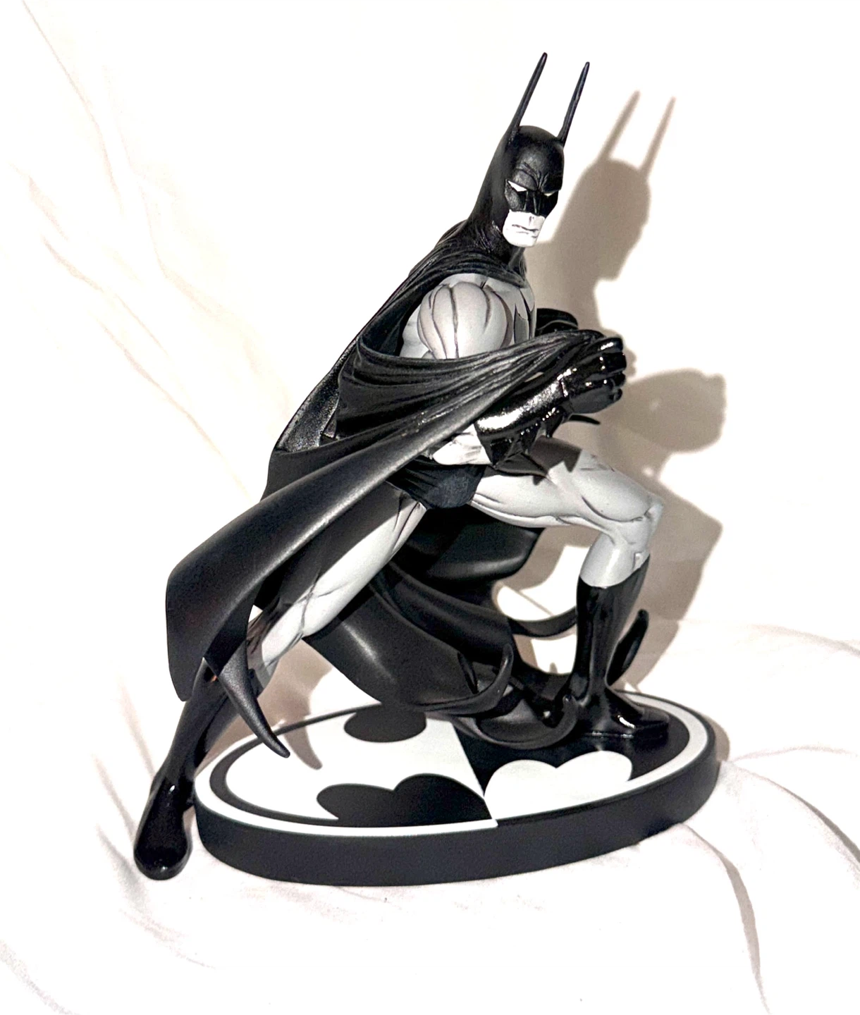 Batman Black and White Limited Edition Statue by Tim Sales - photo 4