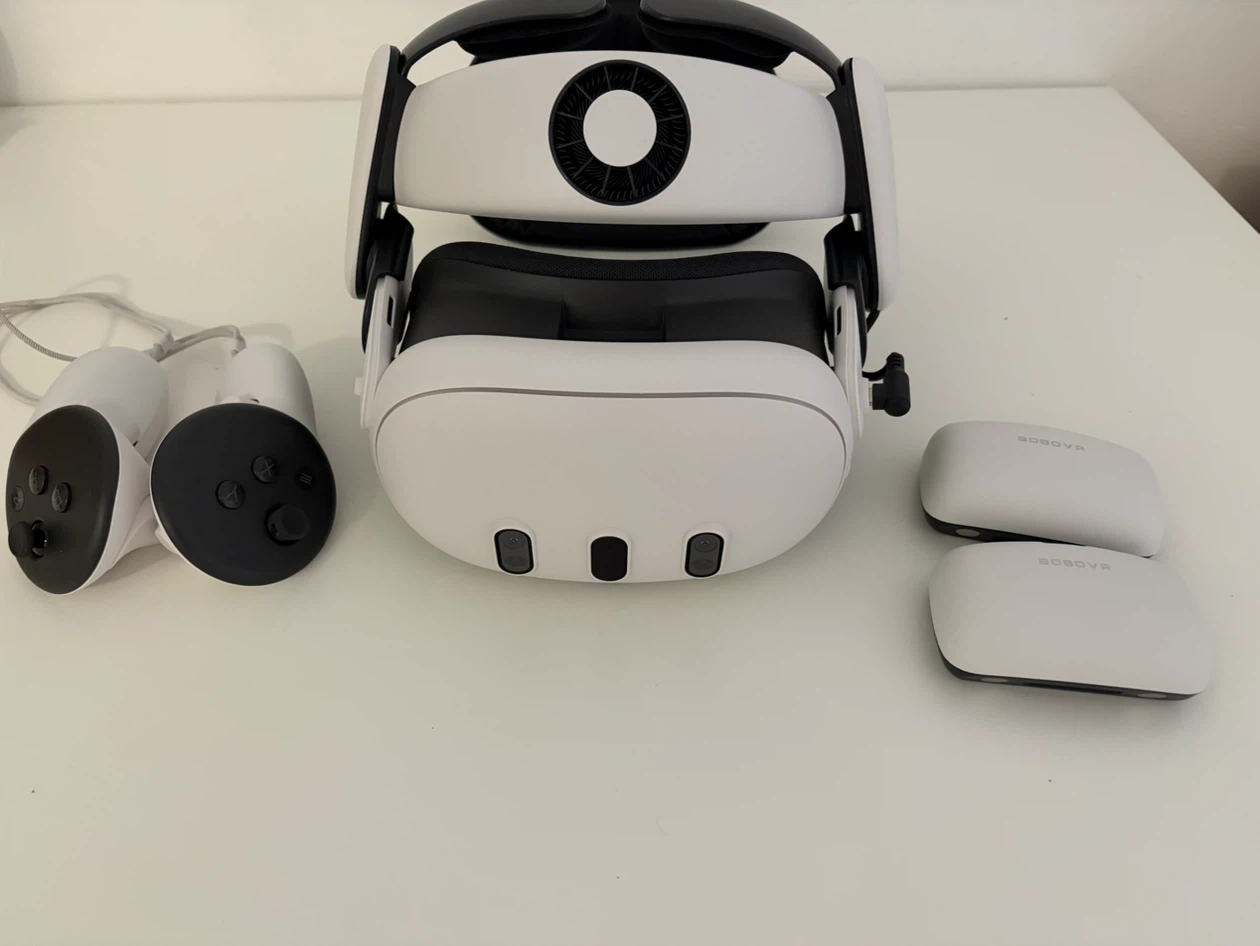 Meta Quest 3 w/ BoboVR S3 Pro and Two Hot Swap Batteries
