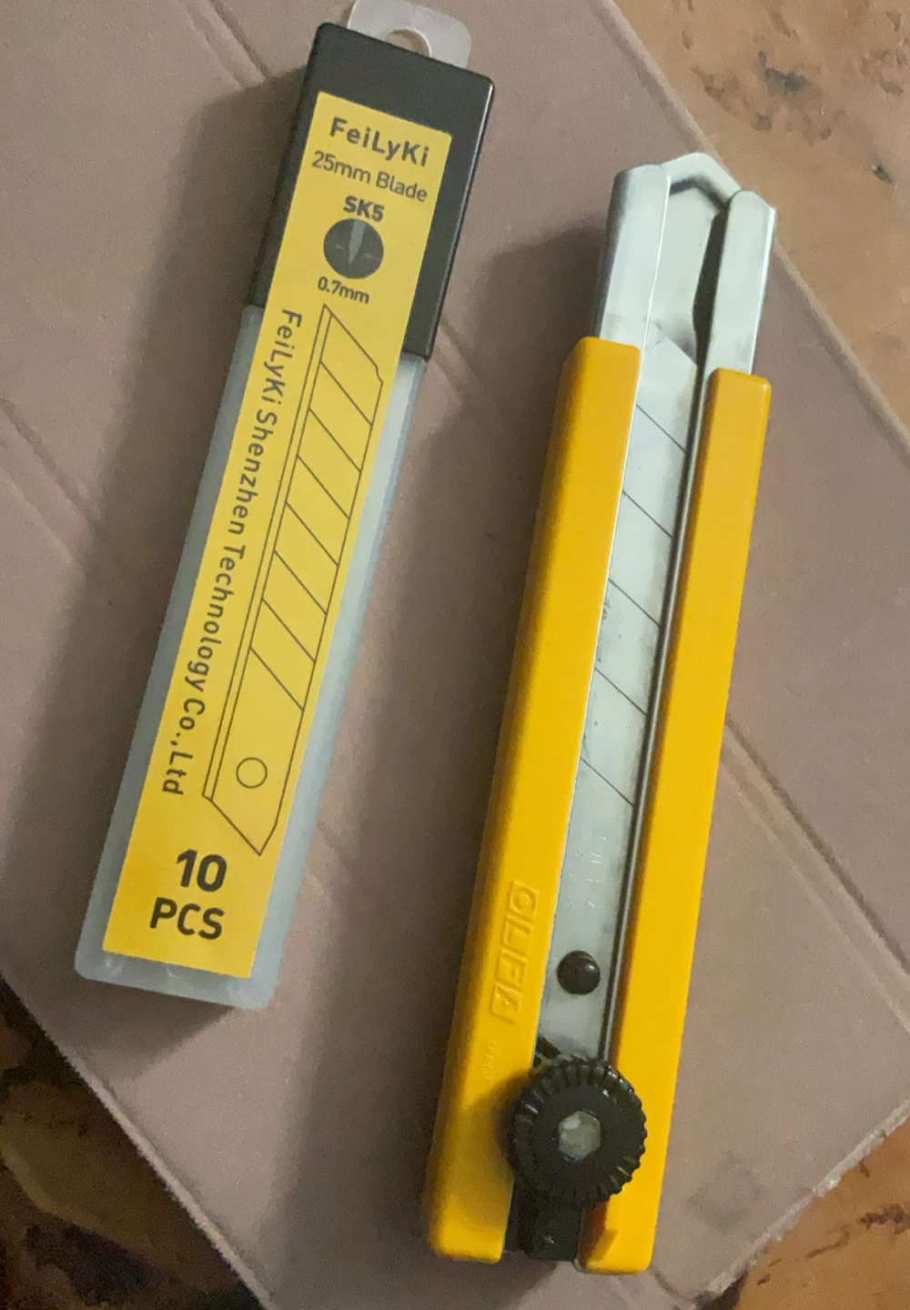 FeiLyKi 25mm Utility Knife with Blades