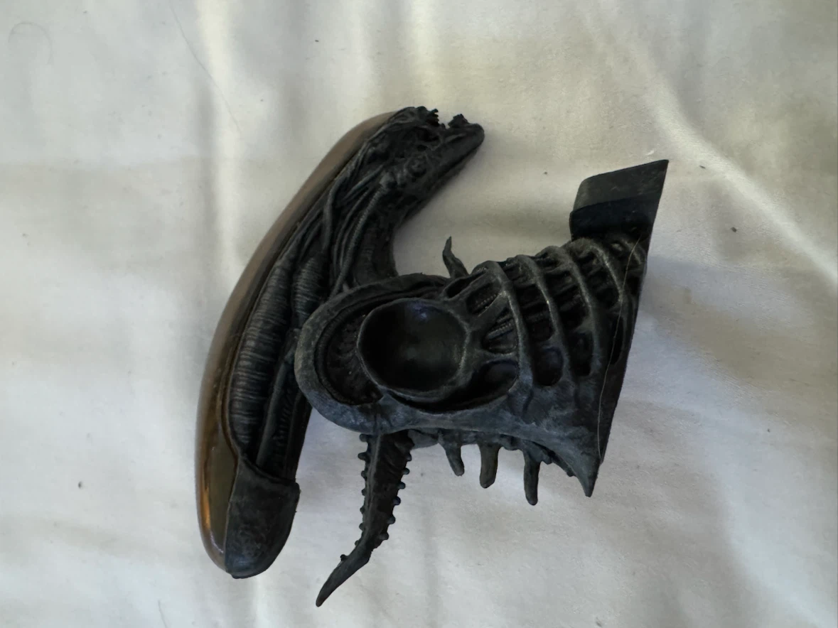 Alien: Hissing Xenomorph & Illustrated Book – With Sound! - photo 3