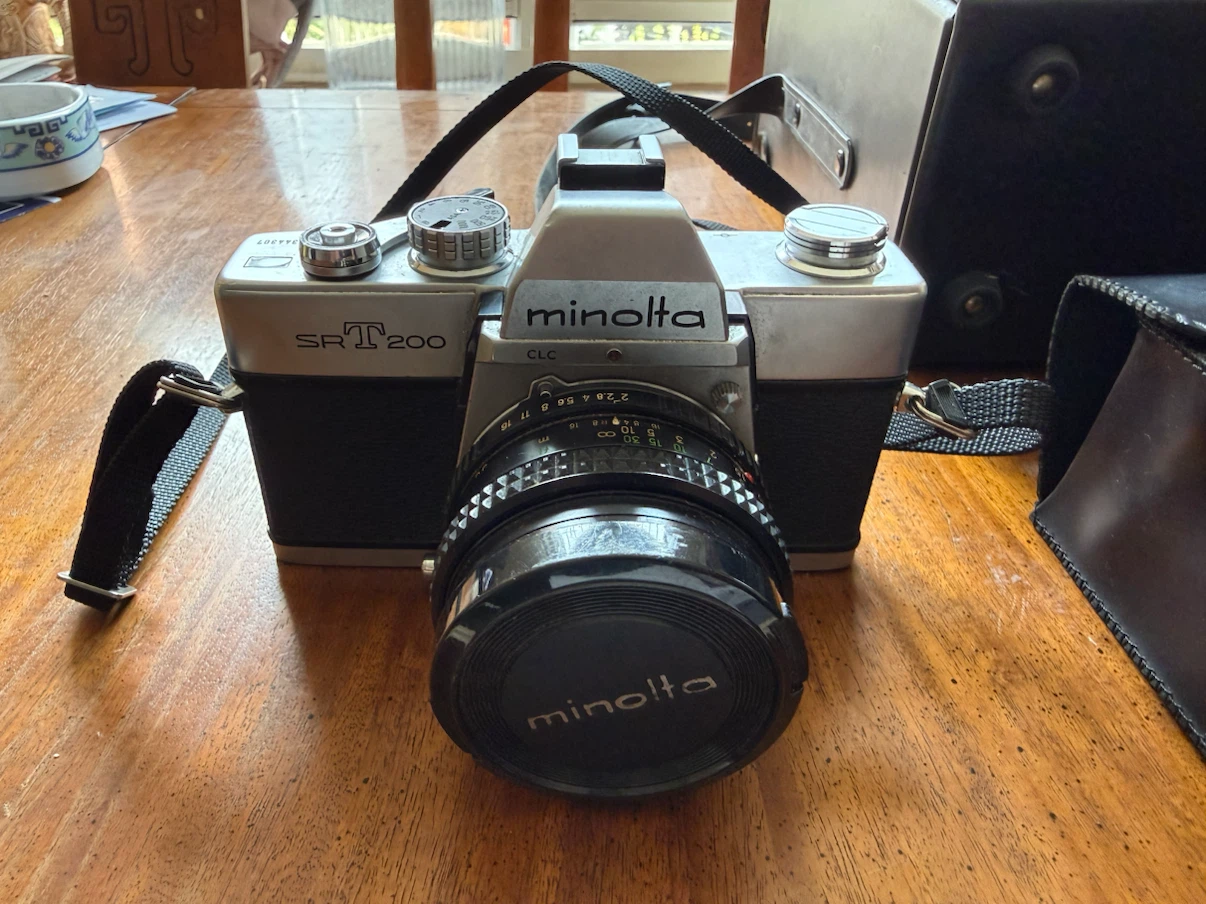 Vintage Minolta SR-T 200 Film Camera Set with Case - photo 2