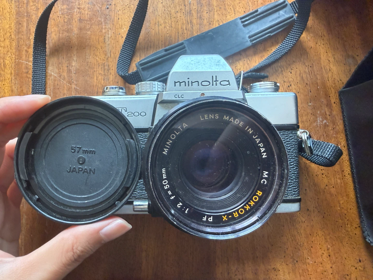 Vintage Minolta SR-T 200 Film Camera Set with Case - photo 3