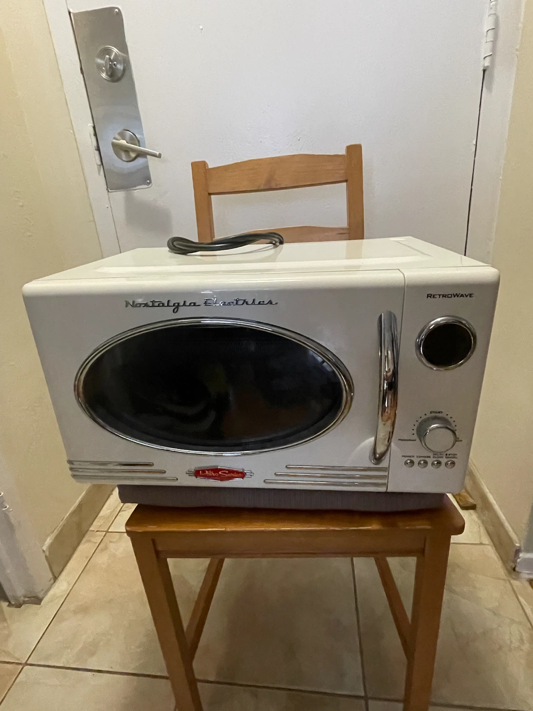 RetroWave Microwave Oven