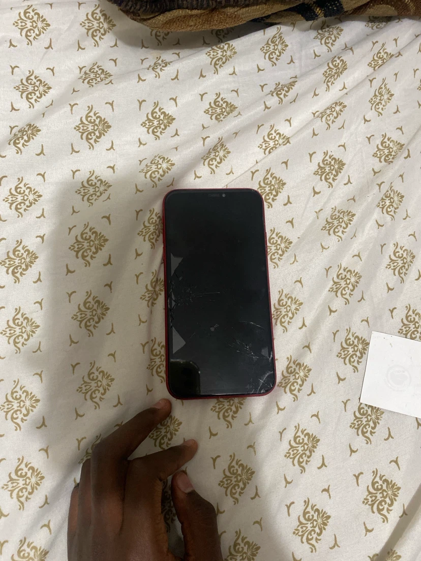 Iphone xr (Cracked Screen) - photo 2