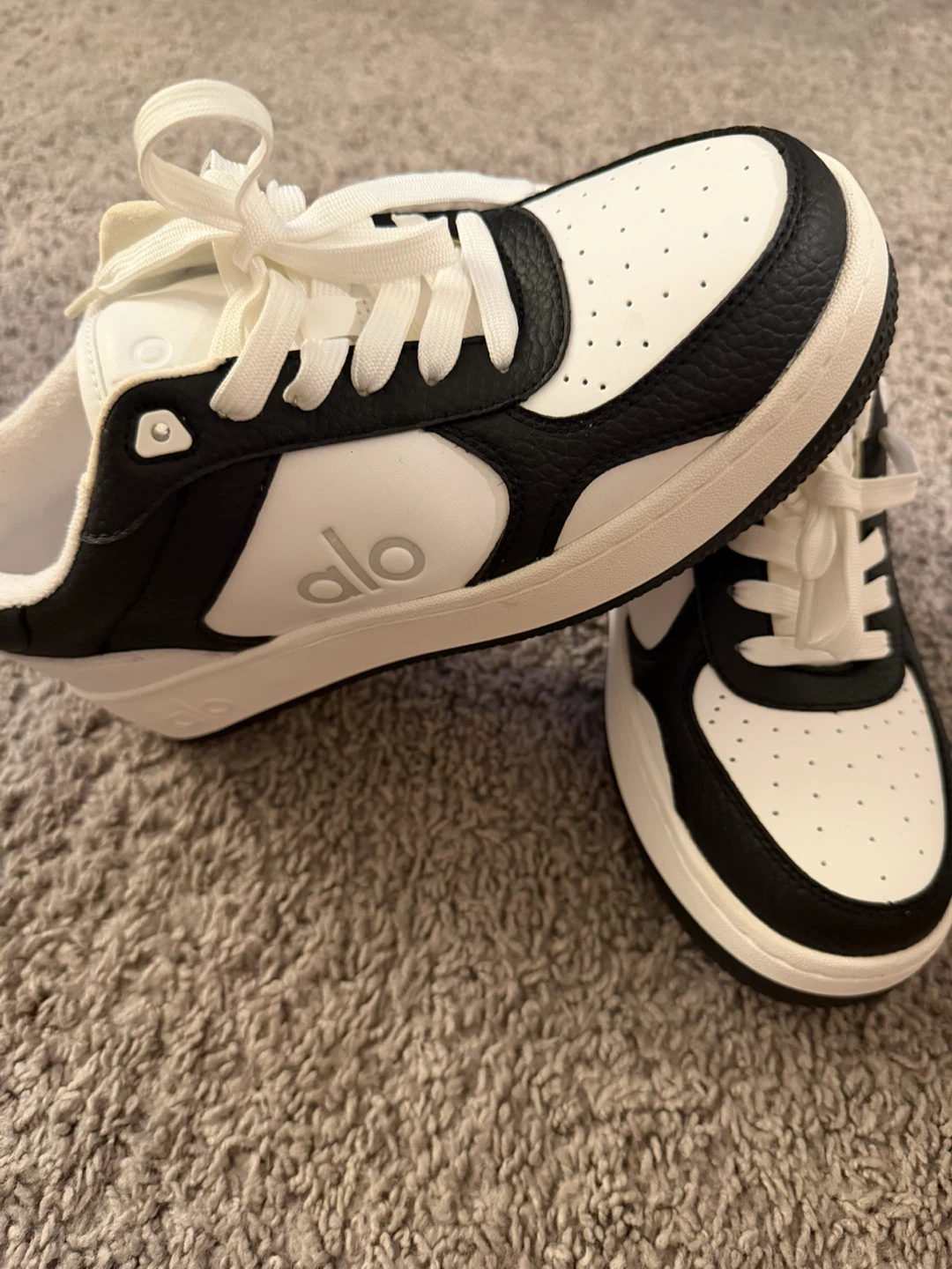 ALO YOGA Sneakers White/Black Size 4