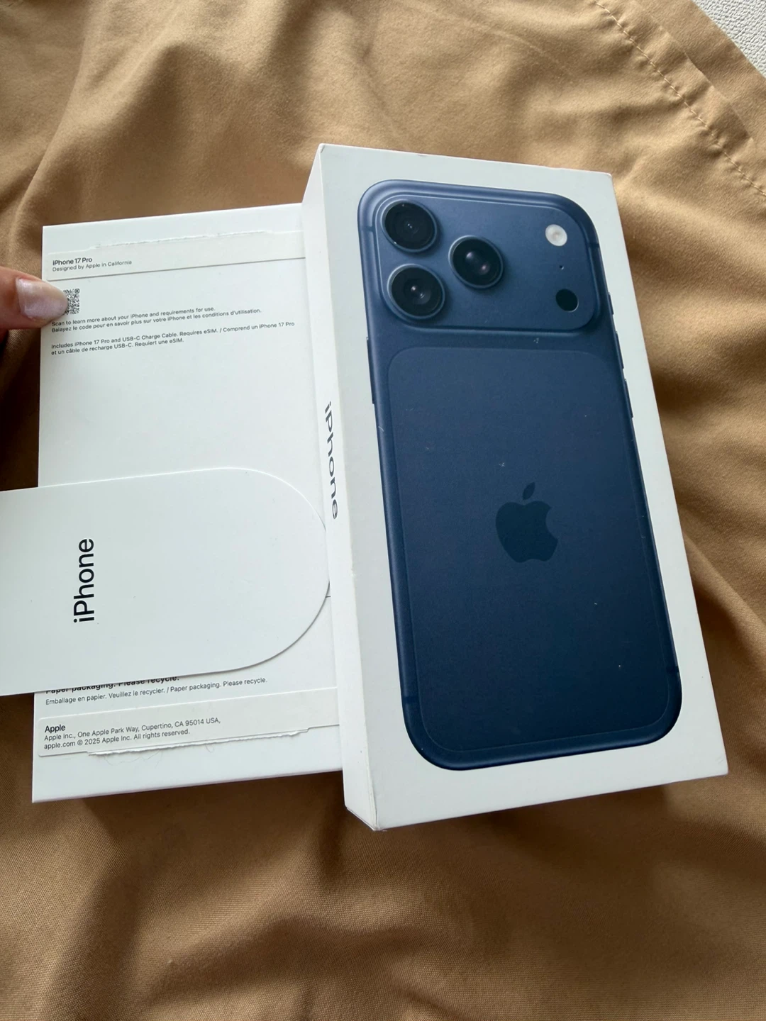 iPhone 17 Pro blue BOX - photo 3