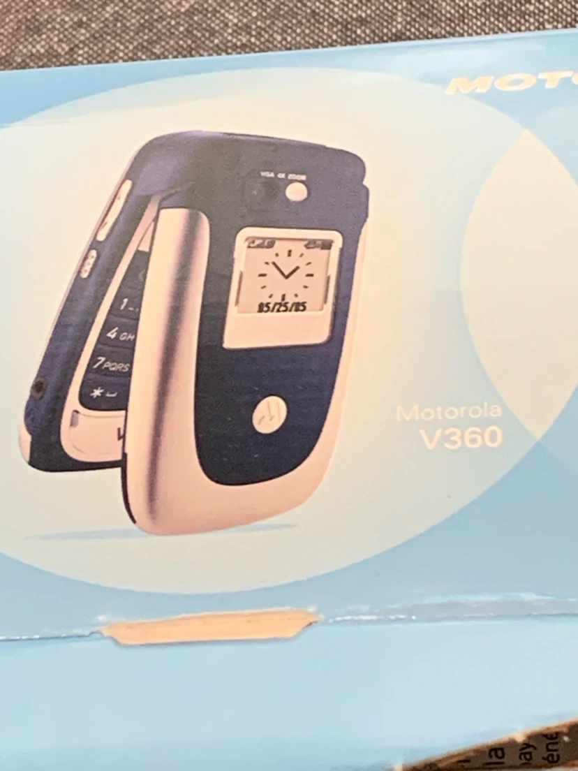 vintage Motorola V360 clamshell mobile phone in silver and blue - photo 4