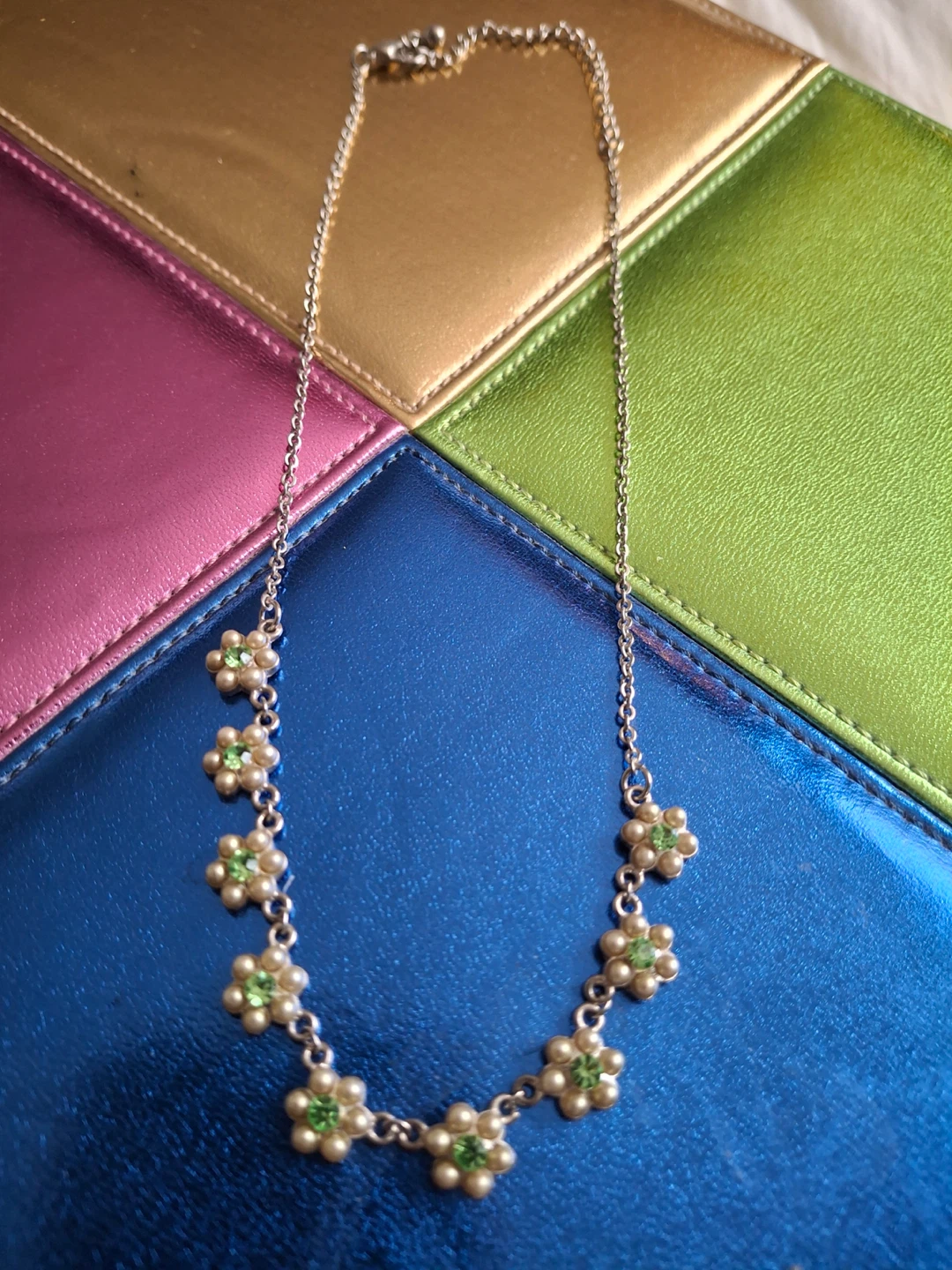 Flower necklace with green stones - photo 2
