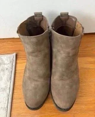 3 pairs of boots (All size 6) (All together for $5) - photo 2