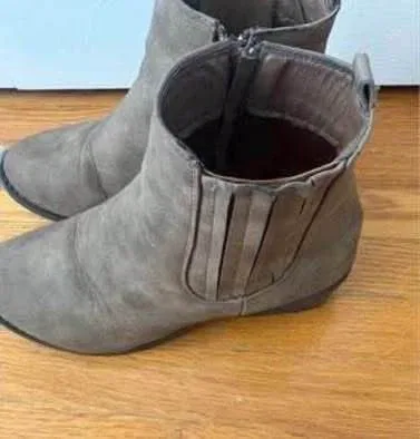 3 pairs of boots (All size 6) (All together for $5) - photo 3