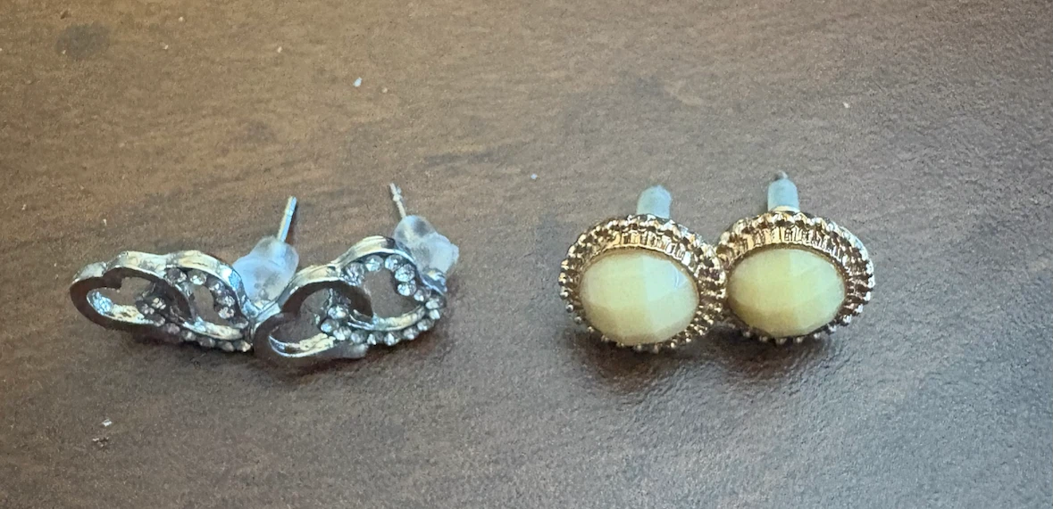 13 pairs of Earrings with Heart shaped box (New) (Free) - photo 3