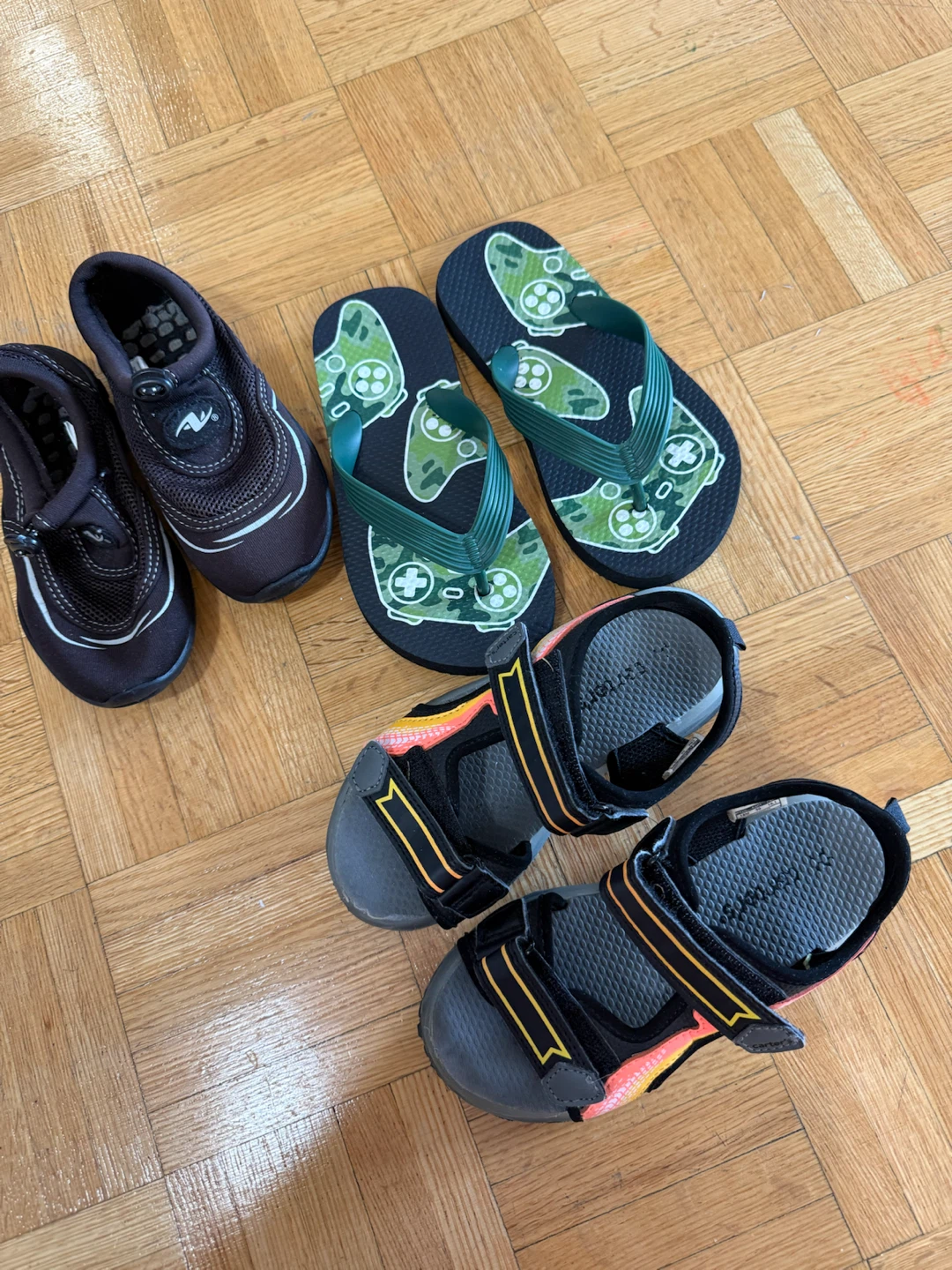 Boys slippers and sandals 🧒🏻 size 10-12