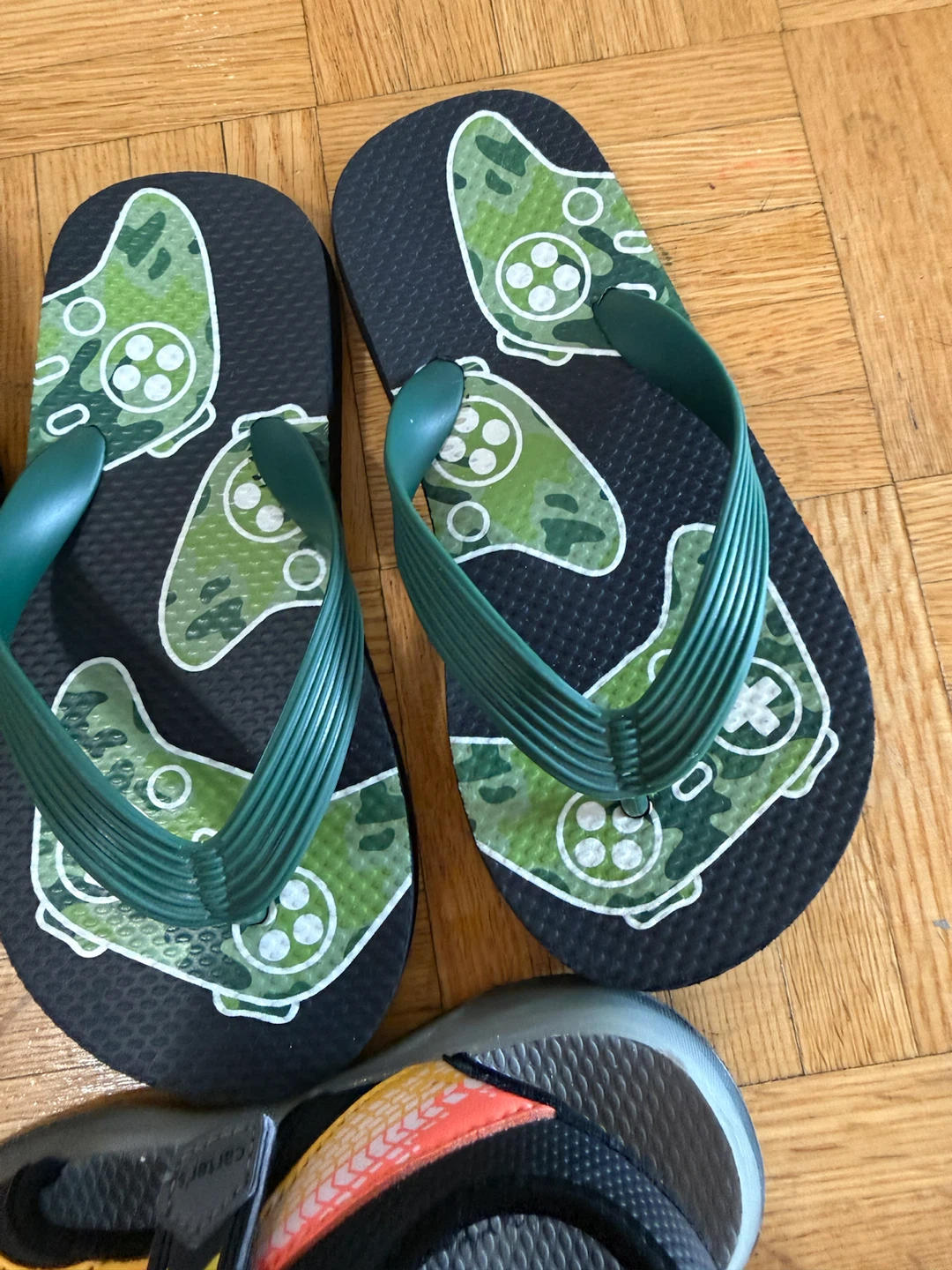 Boys slippers and sandals 🧒🏻 size 10-12 - photo 3