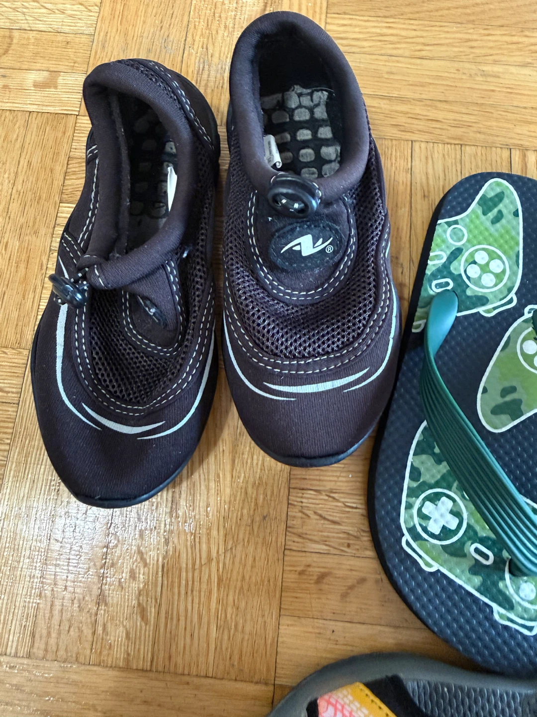 Boys slippers and sandals 🧒🏻 size 10-12 - photo 4