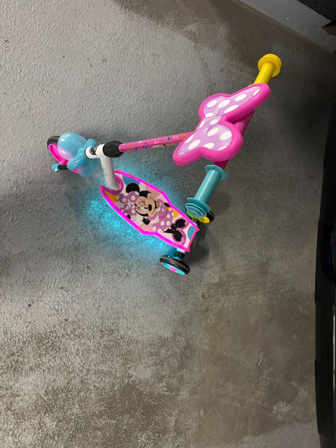 Huffy Minnie Mouse Light-Up Scooter