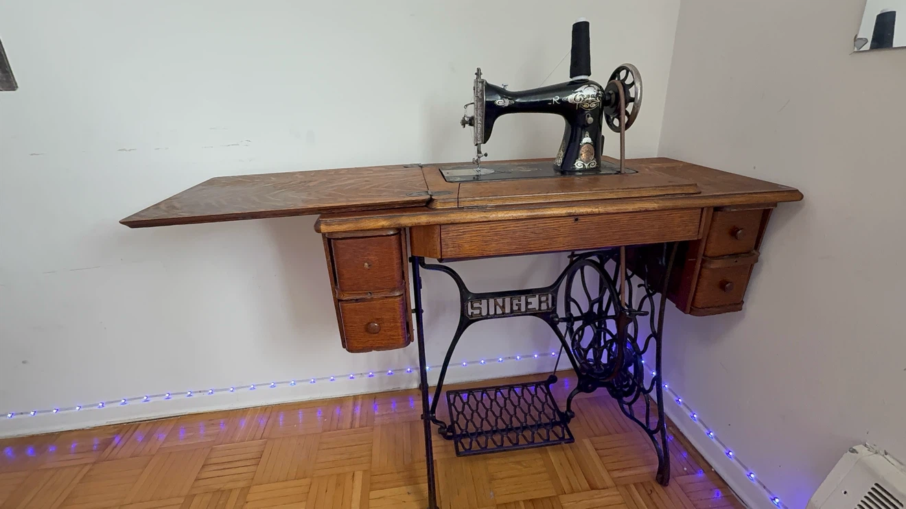 Antique Singer Sewing Machine with Wooden Cabinet - photo 4