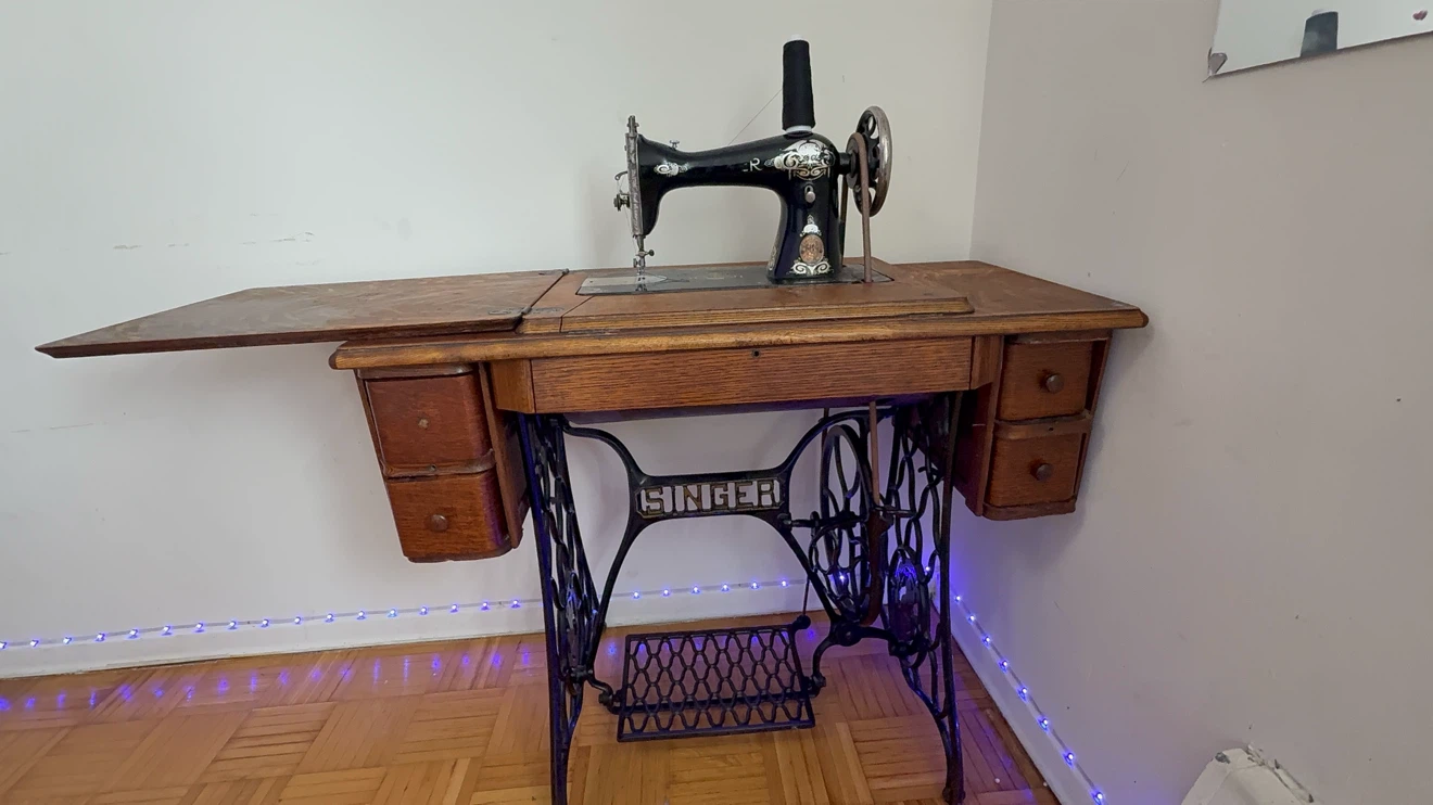 Antique Singer Sewing Machine with Wooden Cabinet - photo 5