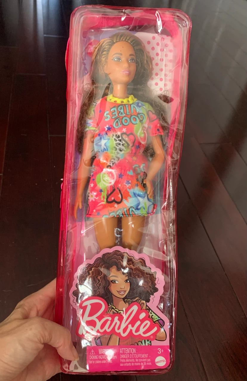 NEW IN PACKAGE - Barbie Doll with Rainbow Outfit - photo 2