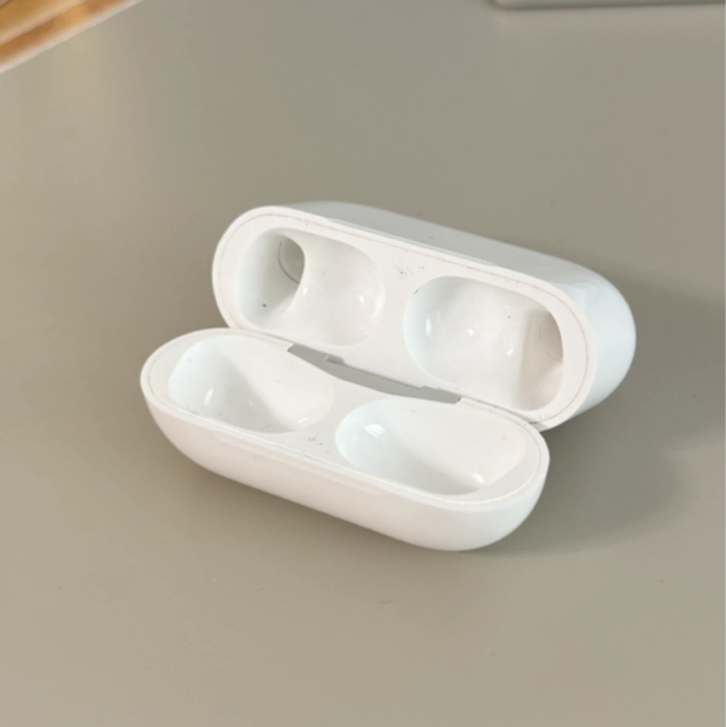 Apple AirPods Pro Charging Case - photo 4