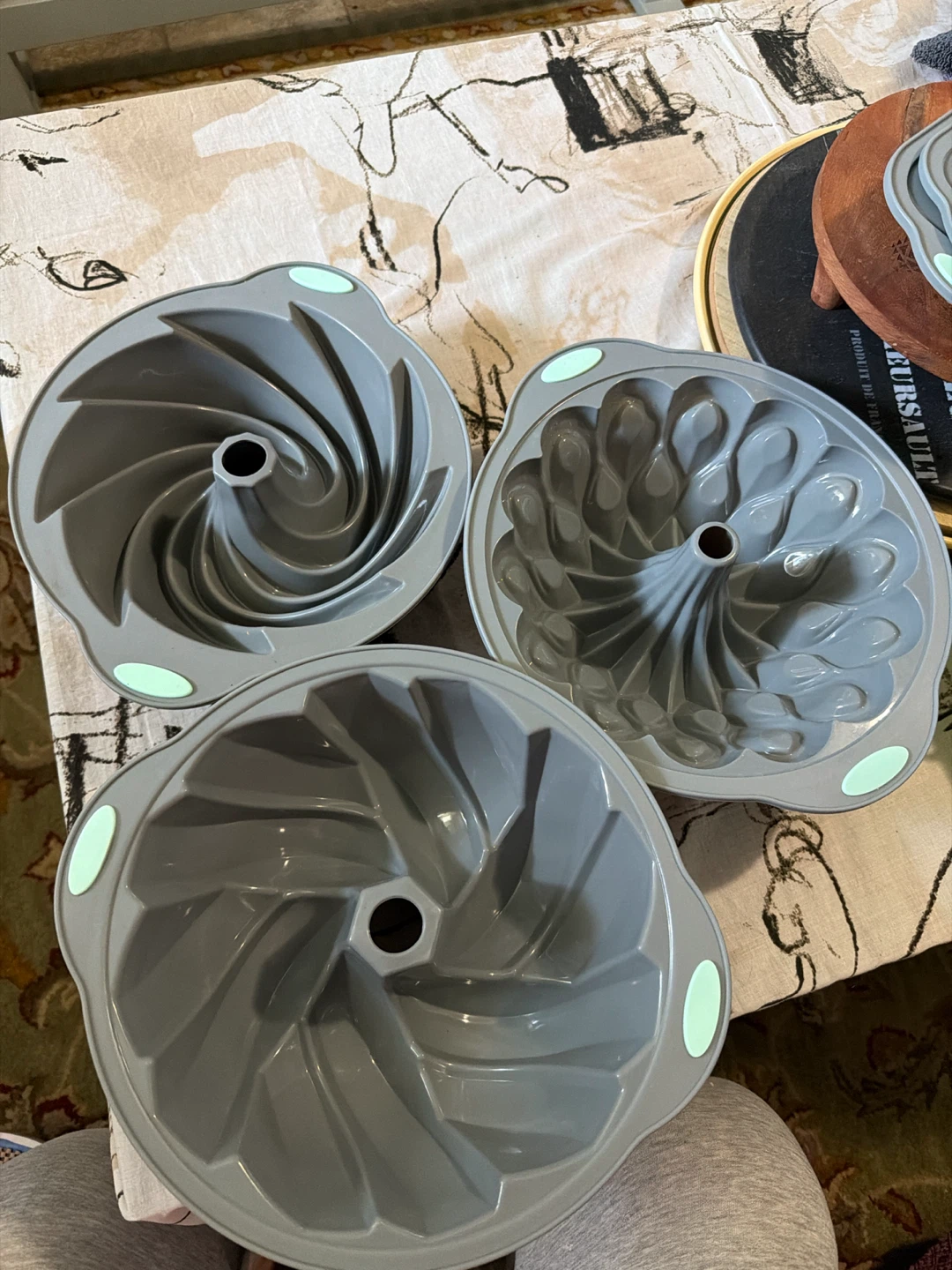 Set of 3 Silicone Bundt Cake Pans - photo 2