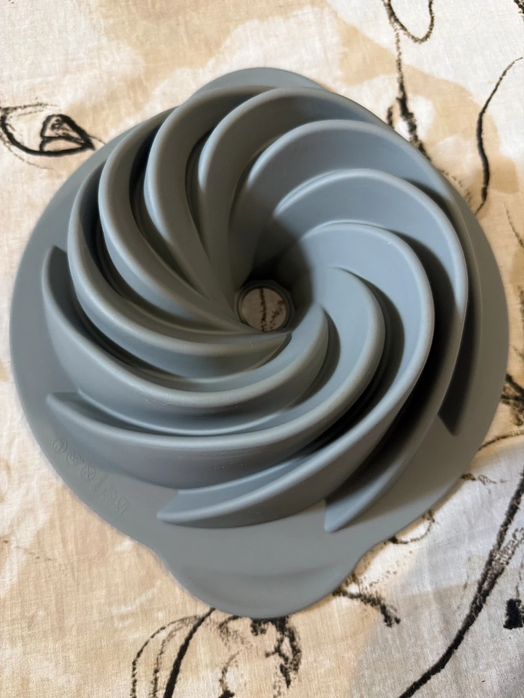 Set of 3 Silicone Bundt Cake Pans - photo 4