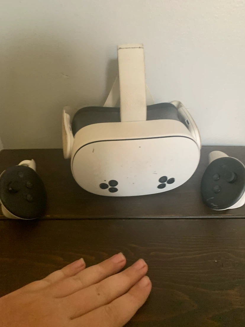 Oculus Quest 3s Headset with Controllers