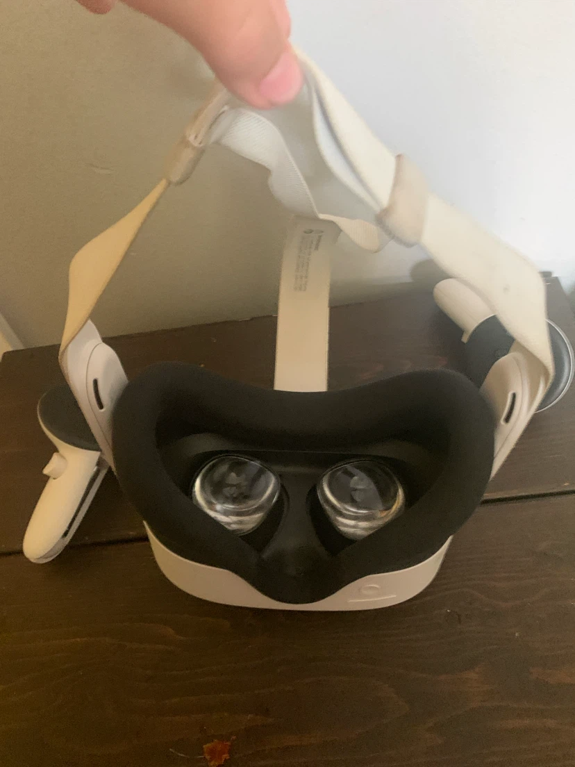 Oculus Quest 3s Headset with Controllers - photo 4