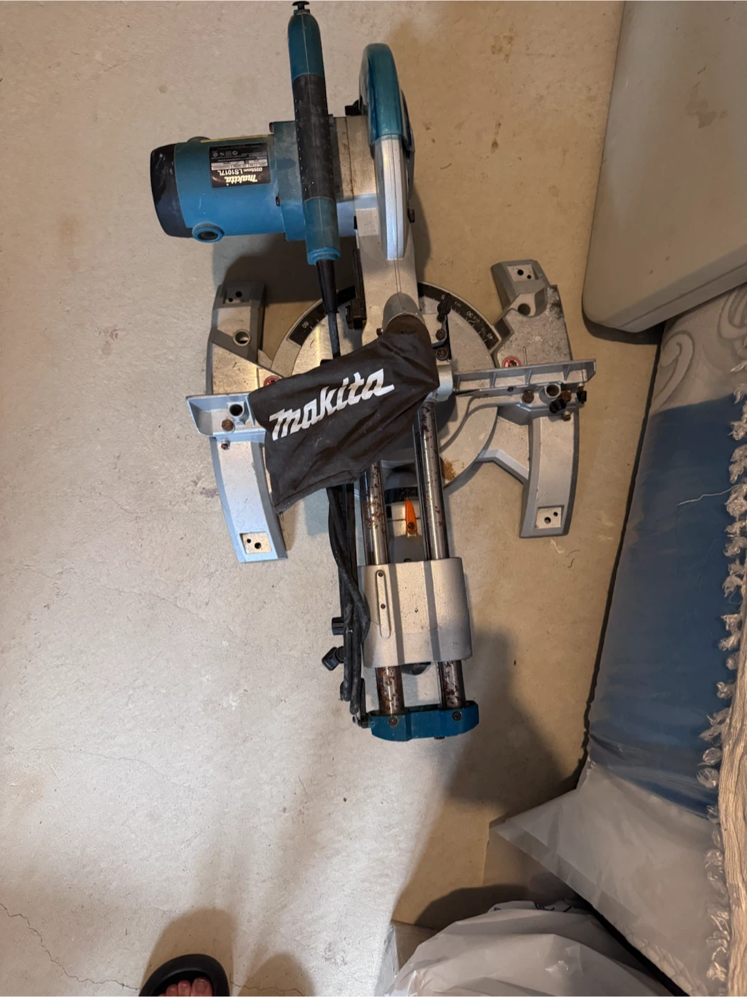 Makita Compound Miter Saw - photo 2