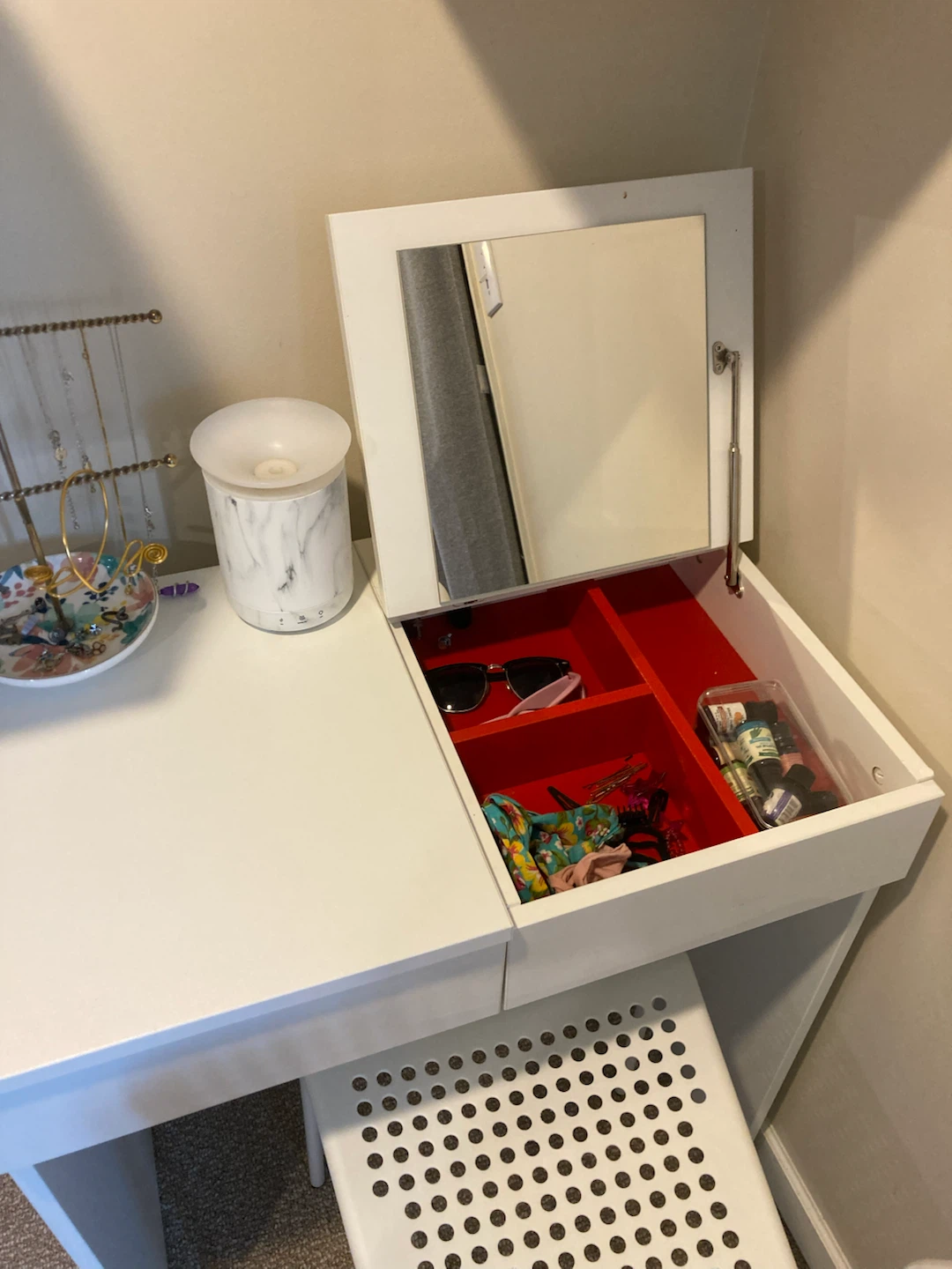 MOVING SALE : White Vanity Desk with Mirror and Storage - photo 2