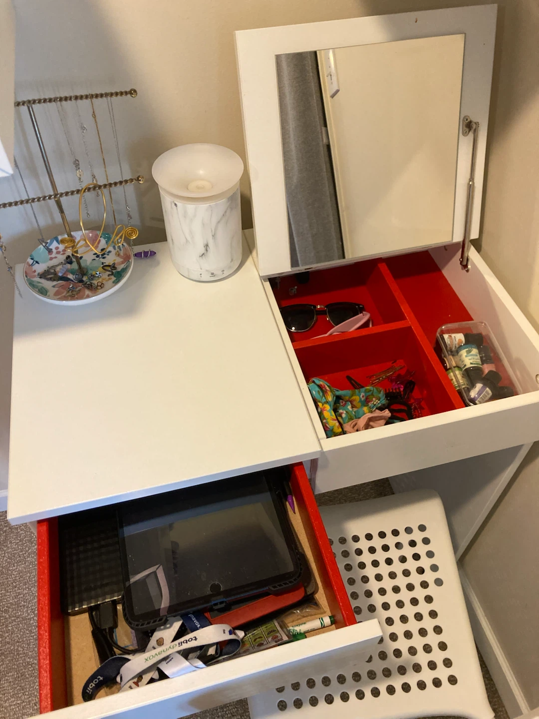 MOVING SALE : White Vanity Desk with Mirror and Storage - photo 3