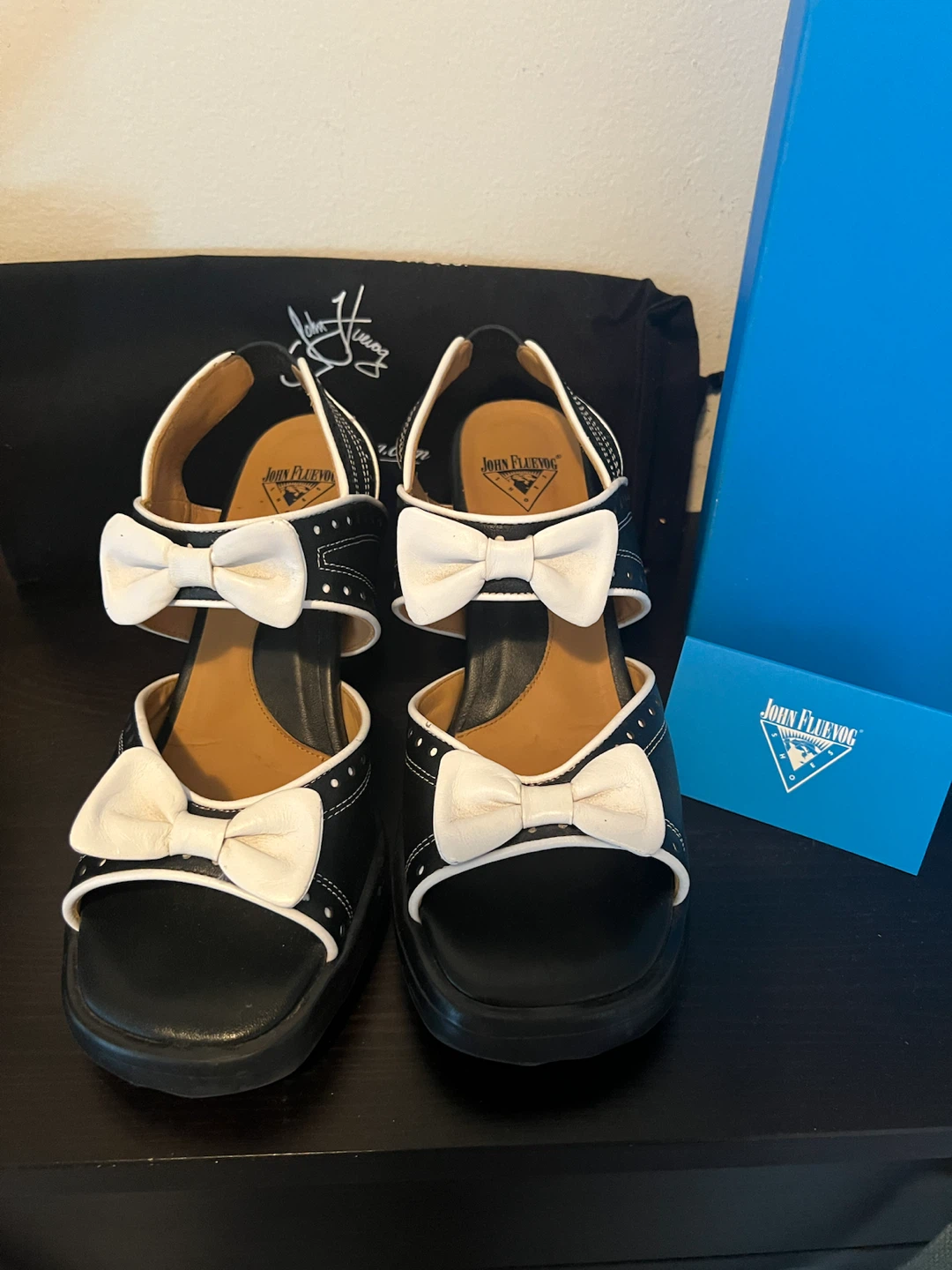 John Fluevog Black White Bow Heels Sandals Size 8 - photo 2