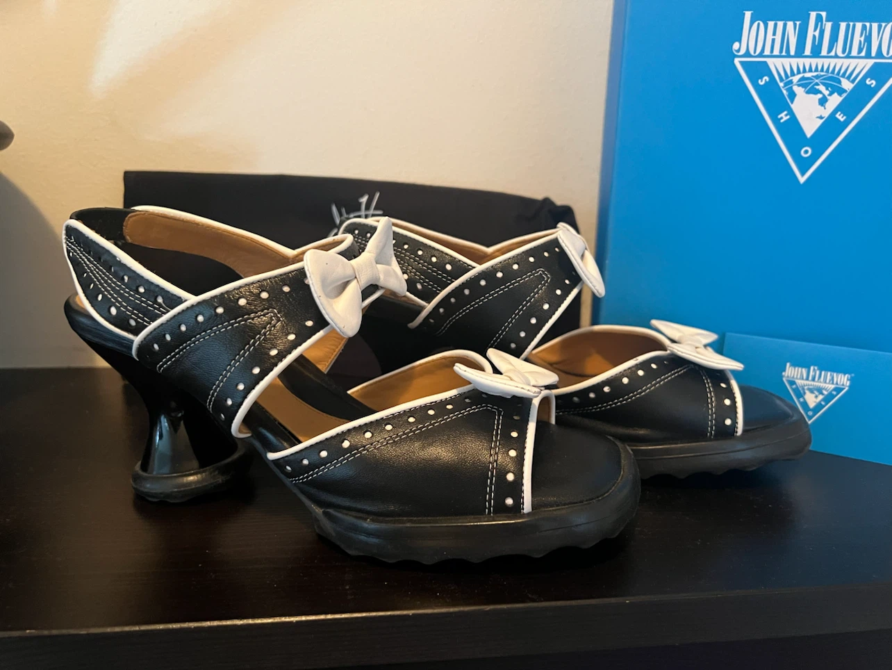 John Fluevog Black White Bow Heels Sandals Size 8 - photo 3