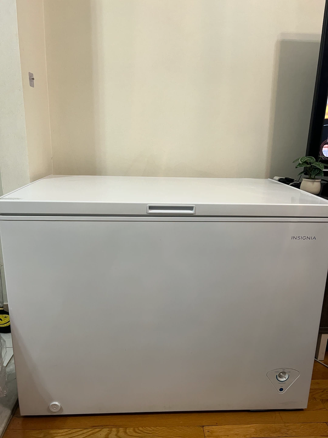 Insignia White Chest Freezer - photo 5