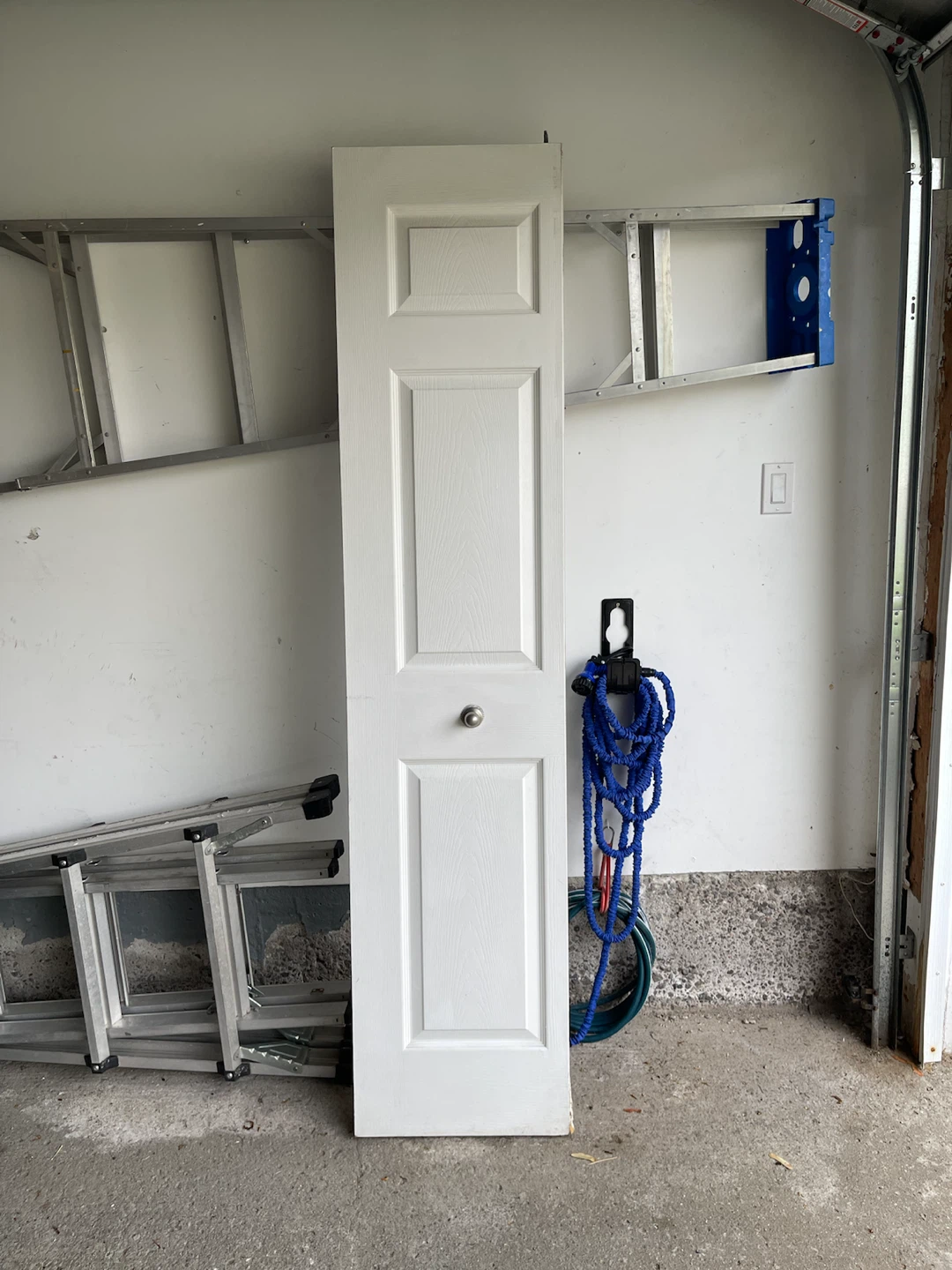 White Bi-fold closet doors - photo 2