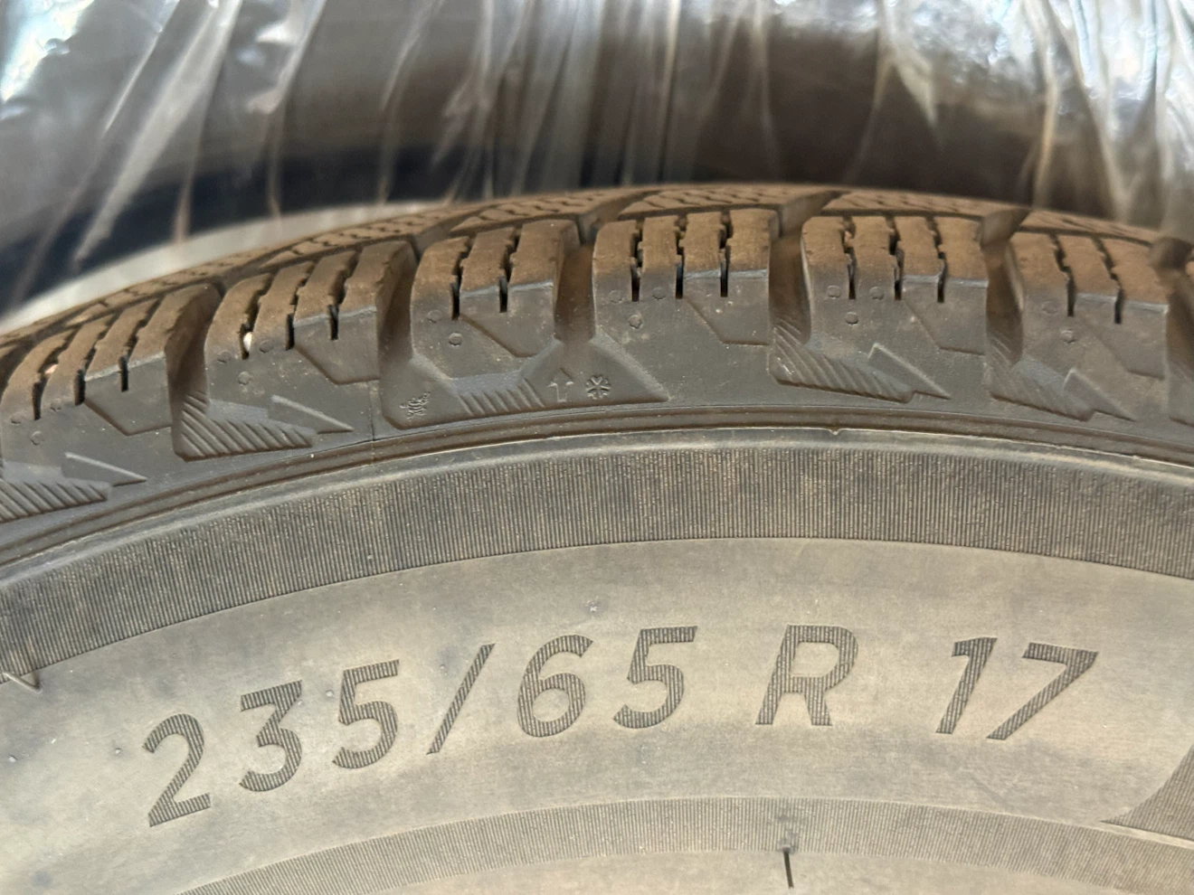 Set of 4 Michelin X-Ice Snow SUV Winter Tires 235/65R17 - photo 5