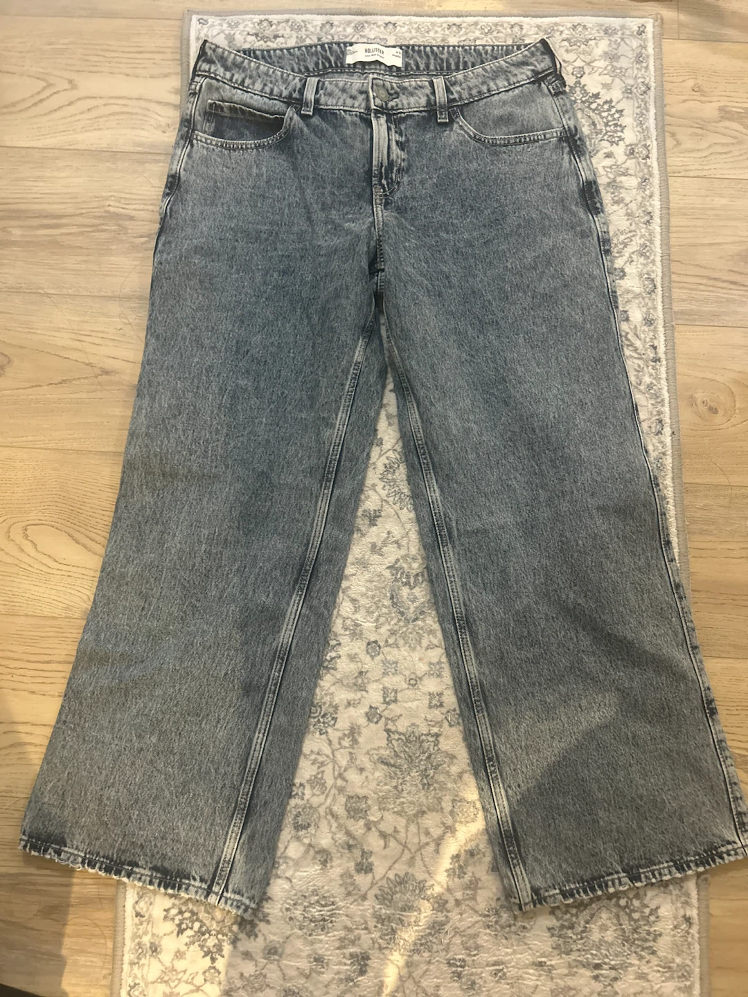 Hollister Low-Rise Baggy Jeans W31