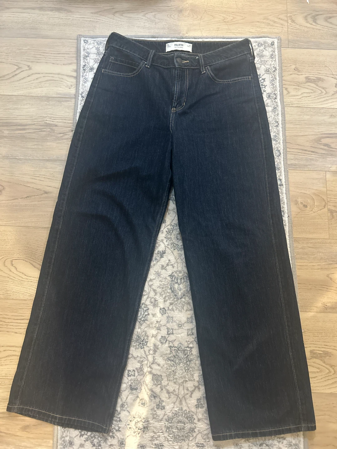 Hollister High-Rise Baggy Jeans