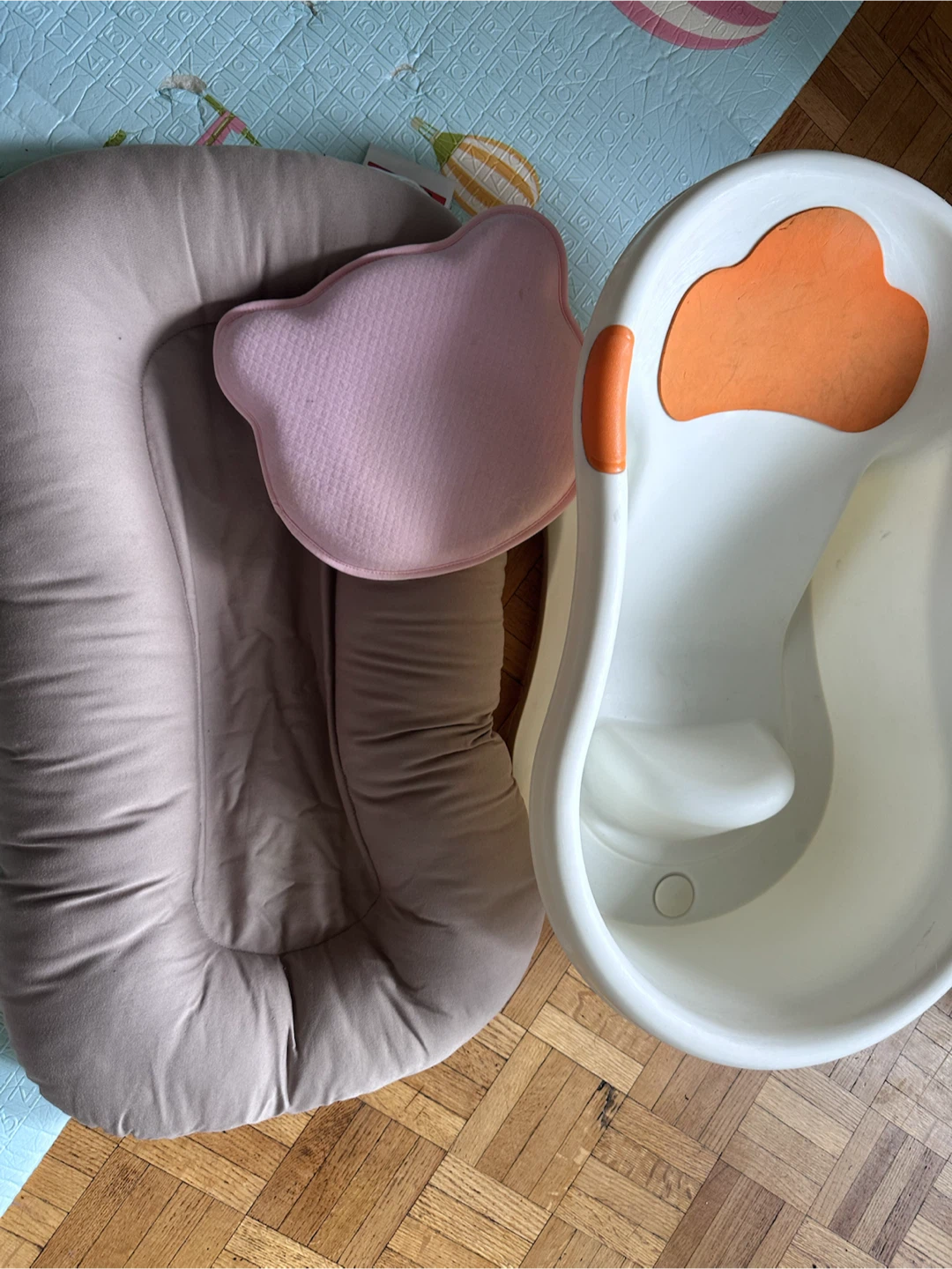 Baby bath tub, infant lounger, baby head pillow - photo 3