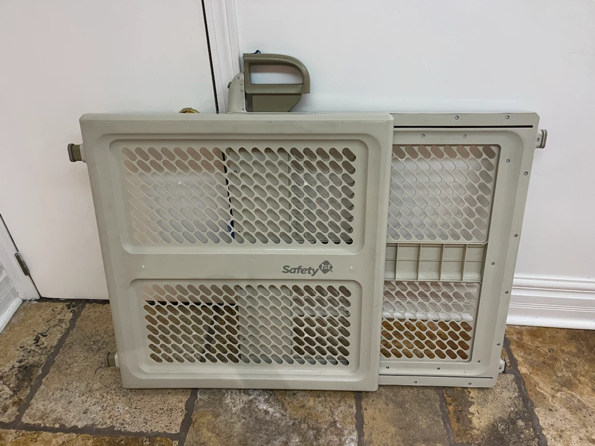 Safety 1st Baby or Dog Safety Gate / Pressure Mounted