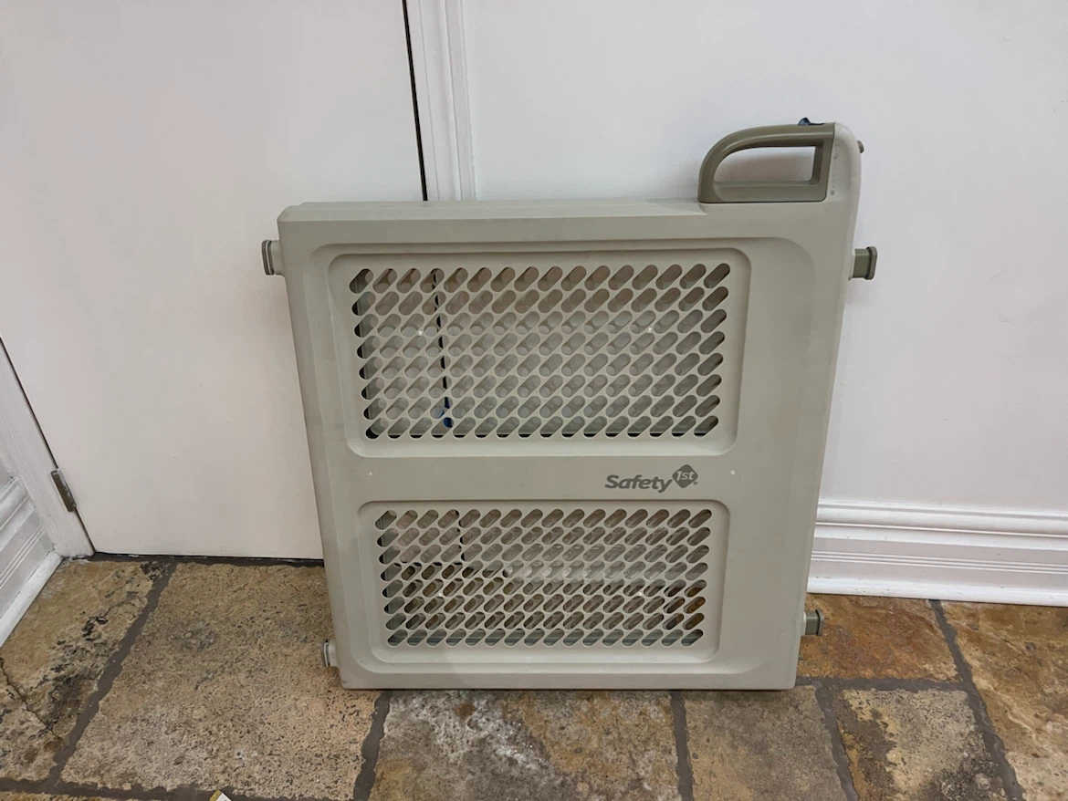 Safety 1st Baby or Dog Safety Gate / Pressure Mounted - photo 2