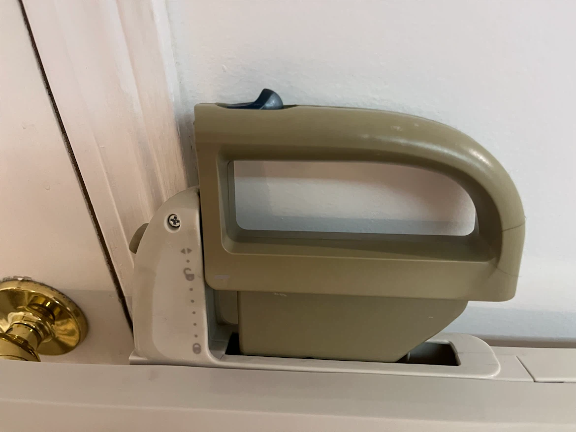 Safety 1st Baby or Dog Safety Gate / Pressure Mounted - photo 3