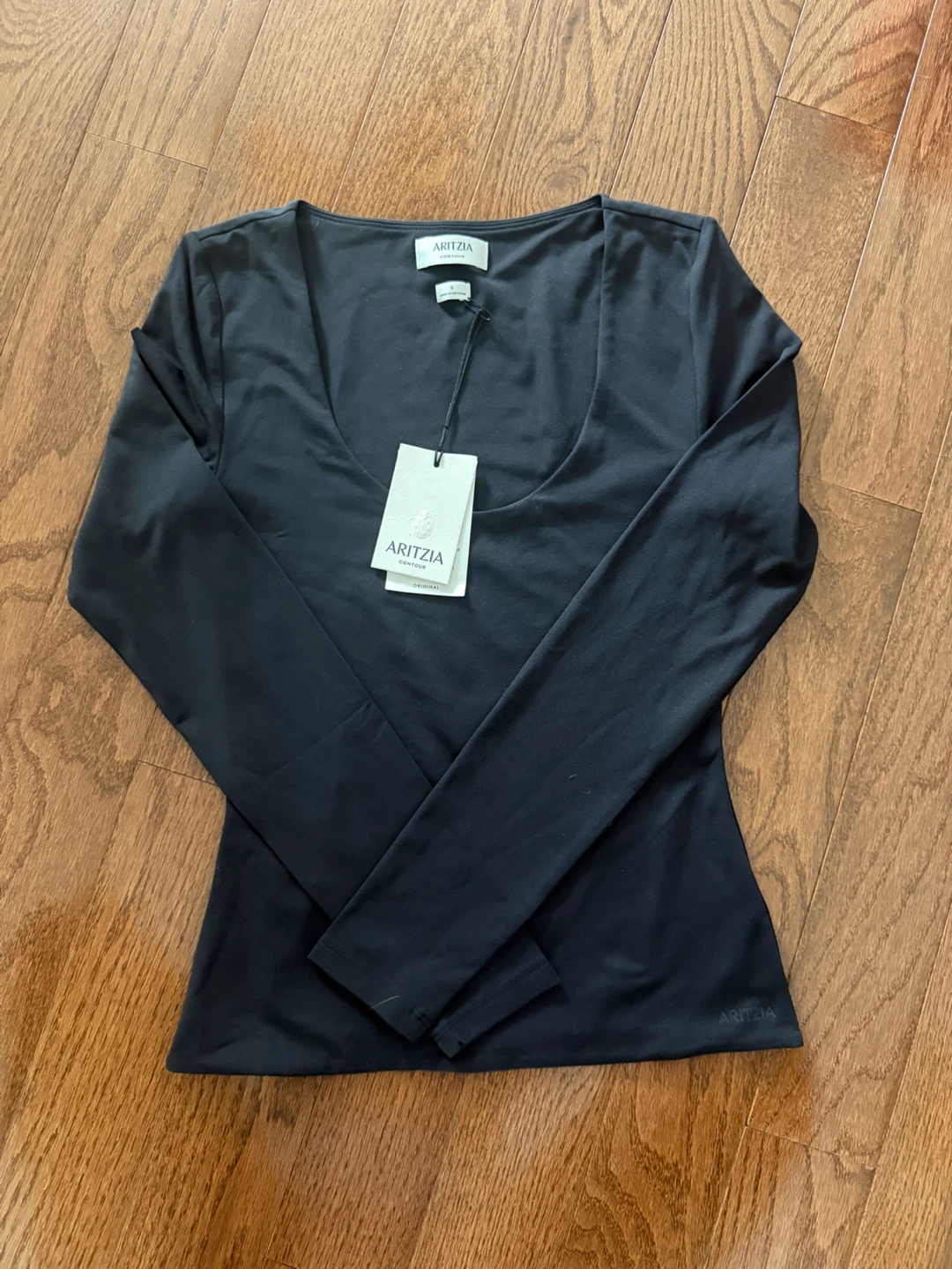 BNWT- Aritzia long sleeve contour top