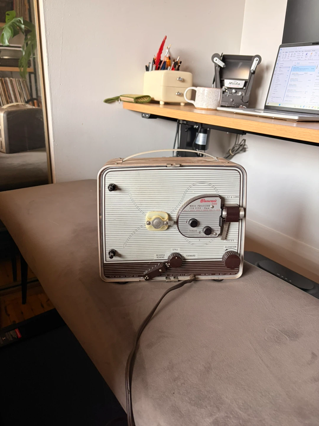 Kodak Brownie 300 8mm Movie Projector - photo 3