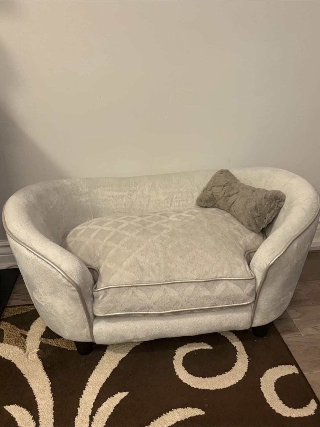 Sofa-style dog bed