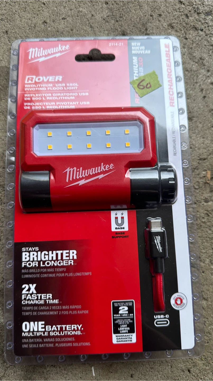 Milwaukee REDLITHIUM USB 550L Pivoting Flood Light