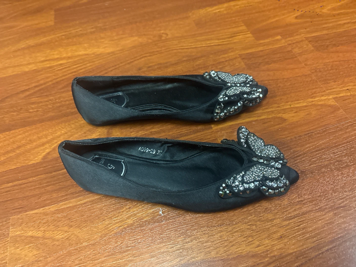 Black flats with butterfly embellishment - photo 3