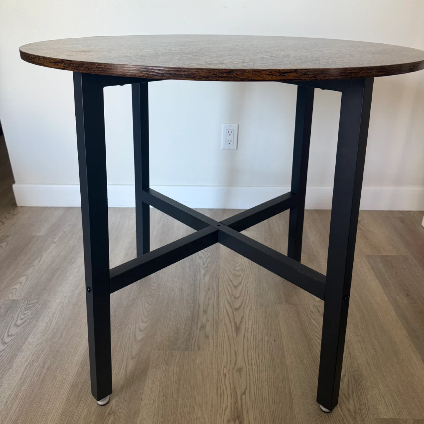 Round Dining Table - photo 2