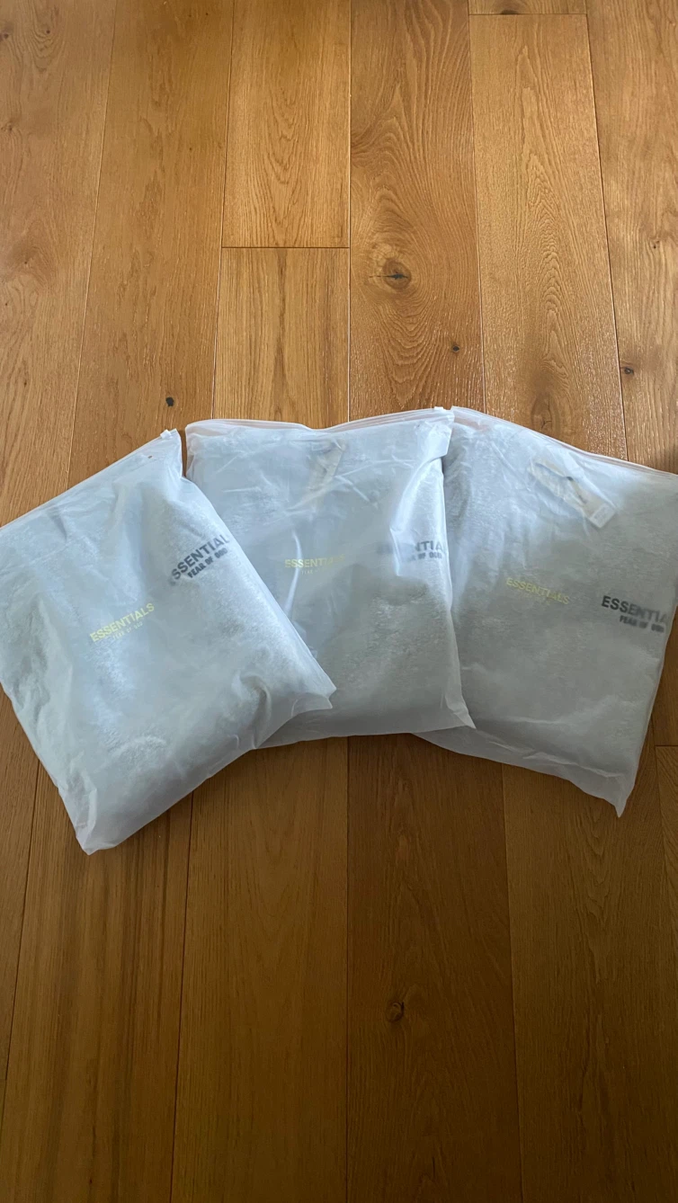 3x Essentials hoddies